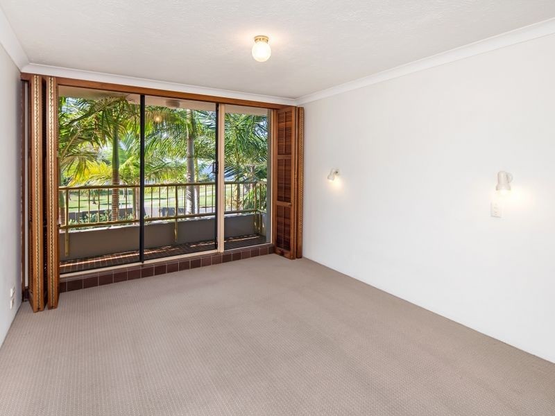 2/240 Marine Parade, Labrador QLD 4215