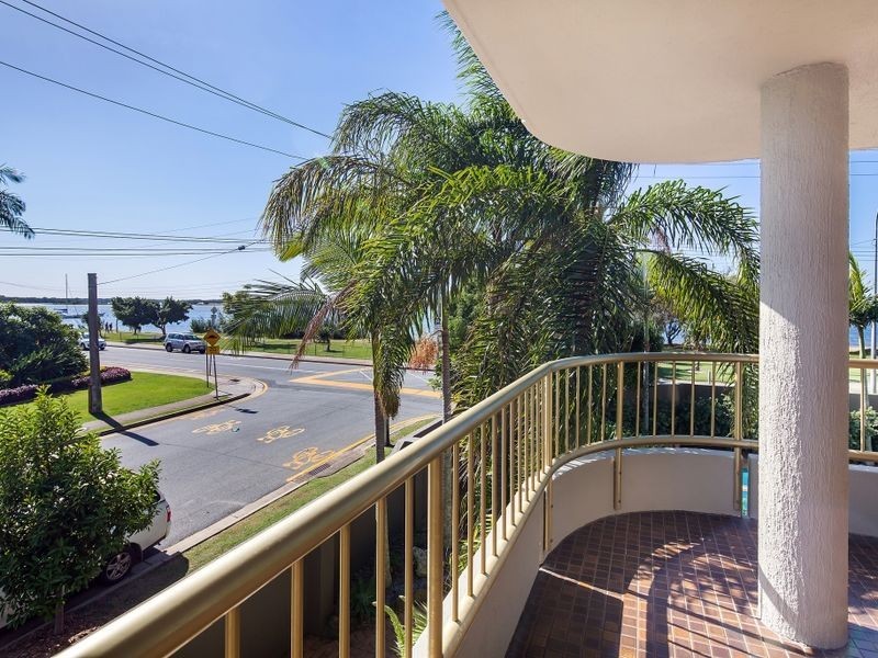 2/240 Marine Parade, Labrador QLD 4215