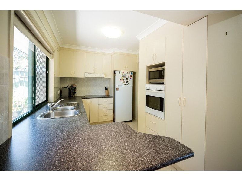 2/6 Sutherland Avenue, Labrador QLD 4215
