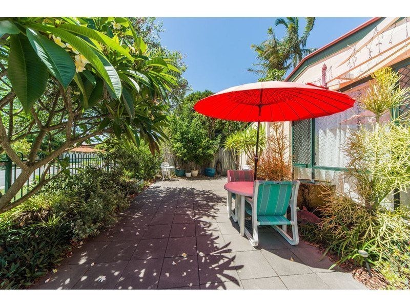 2/6 Sutherland Avenue, Labrador QLD 4215