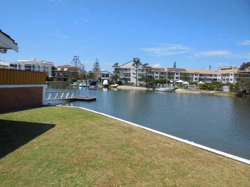 46 Vaggelas Crescent, Biggera Waters QLD 4216