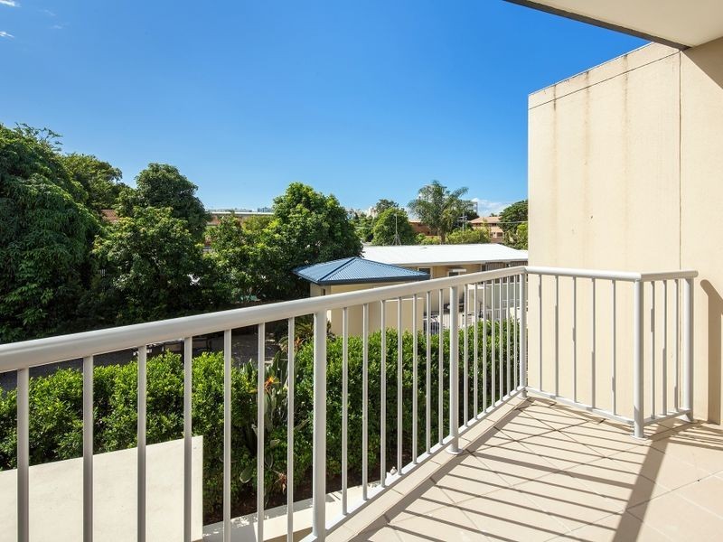 9/8-12 Proud Street, Labrador QLD 4215