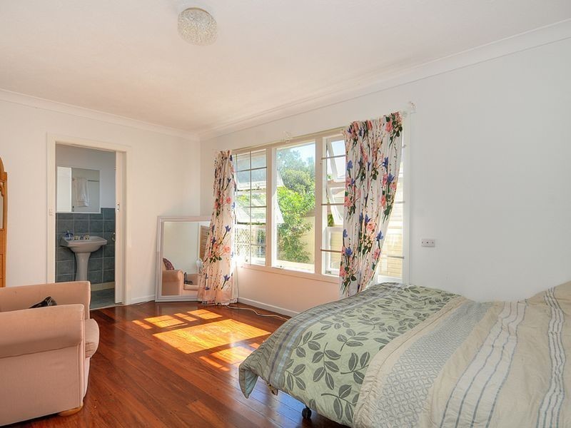 12 Vernon Avenue, Labrador QLD 4215