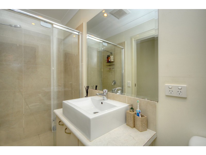 1/30 Harley Street, Labrador QLD 4215