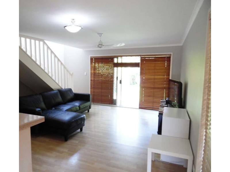 2/36 Robert Street, Labrador QLD 4215