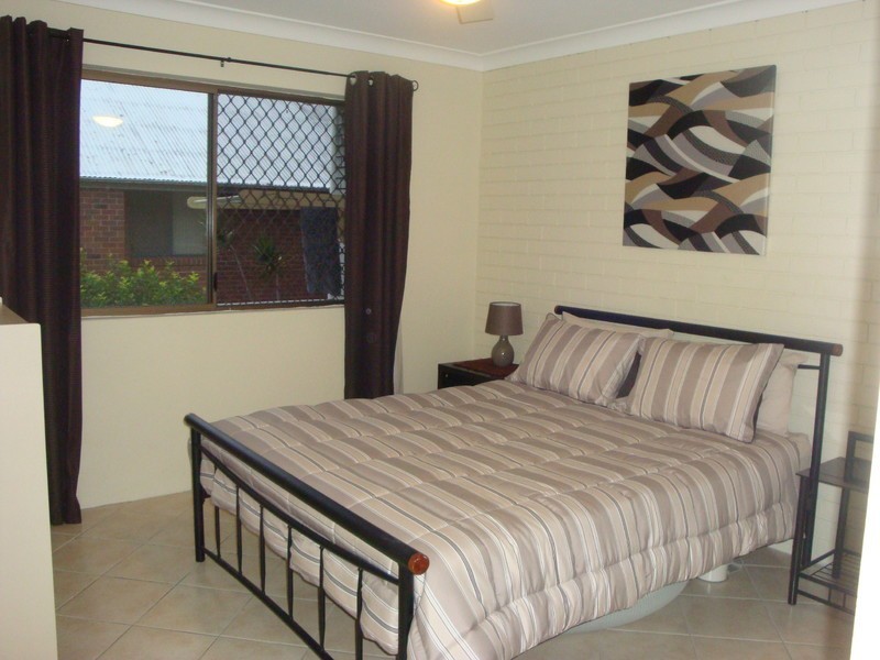 2/18 Sutherland Avenue, Labrador QLD 4215