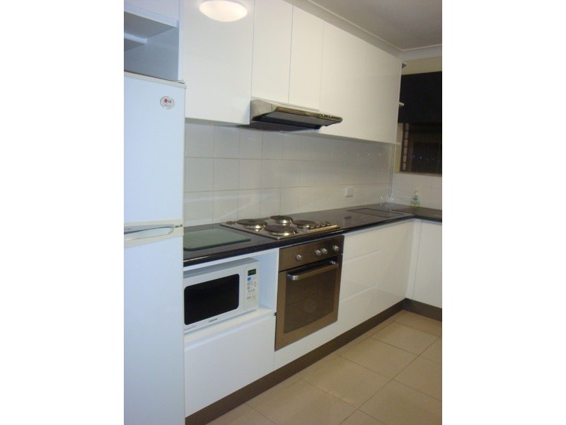 2/18 Sutherland Avenue, Labrador QLD 4215