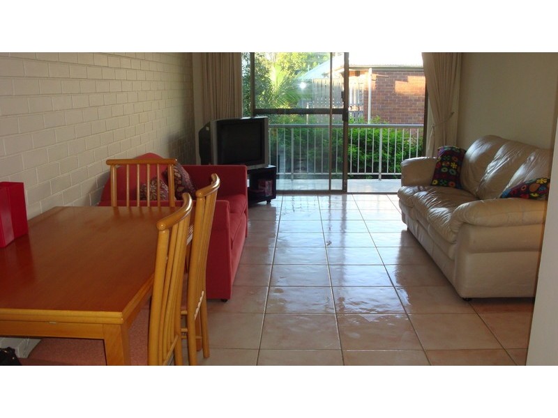 2/18 Sutherland Avenue, Labrador QLD 4215