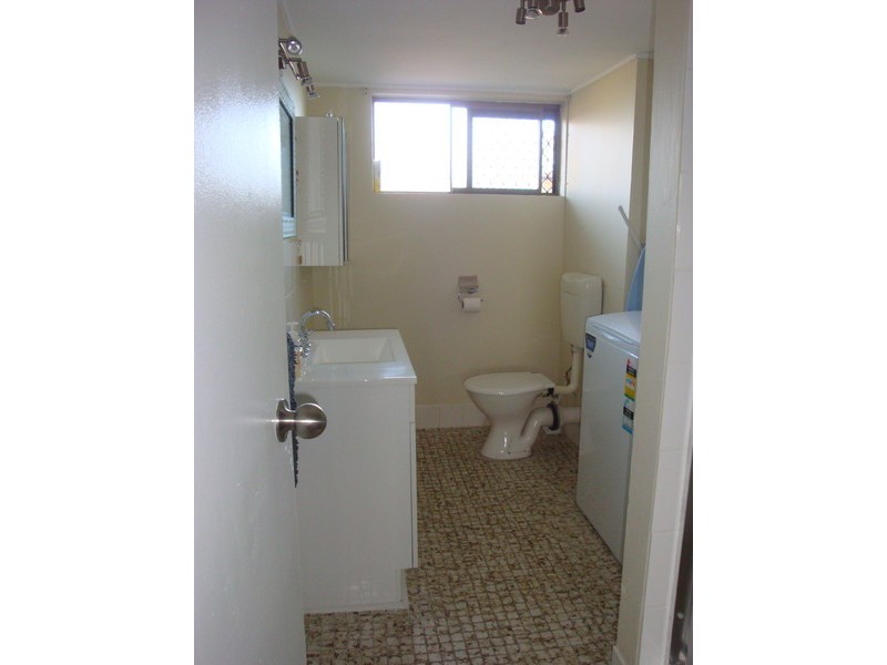 2/18 Sutherland Avenue, Labrador QLD 4215