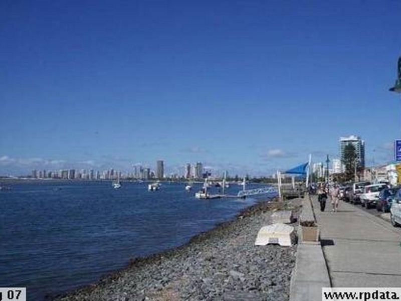 2/194 Marine Parade, Labrador QLD 4215