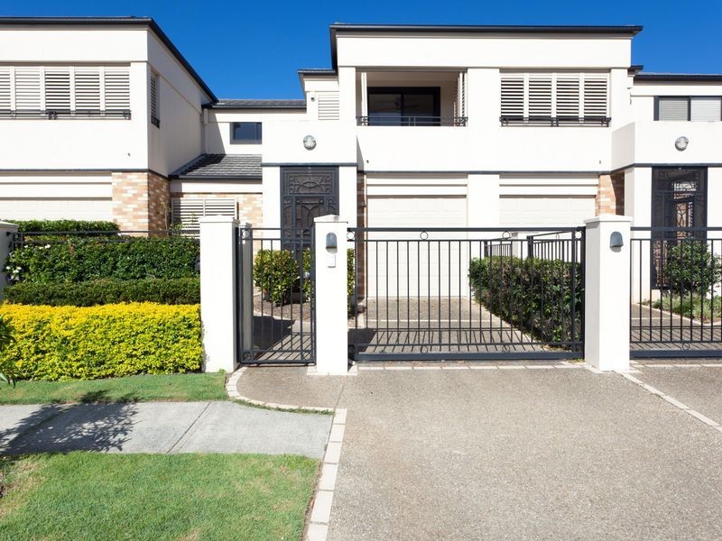 2/10 Broad Street, Labrador QLD 4215