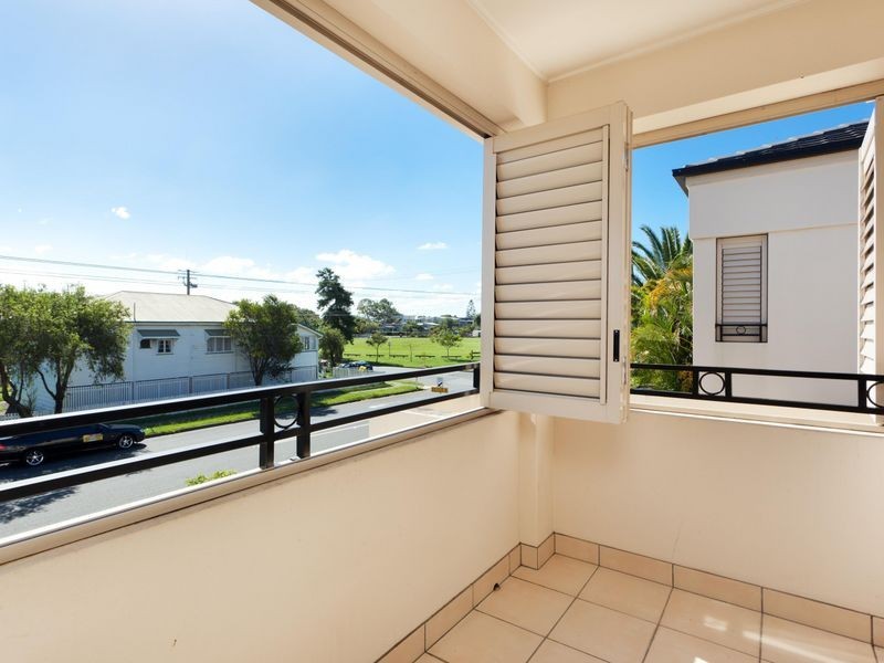 2/10 Broad Street, Labrador QLD 4215