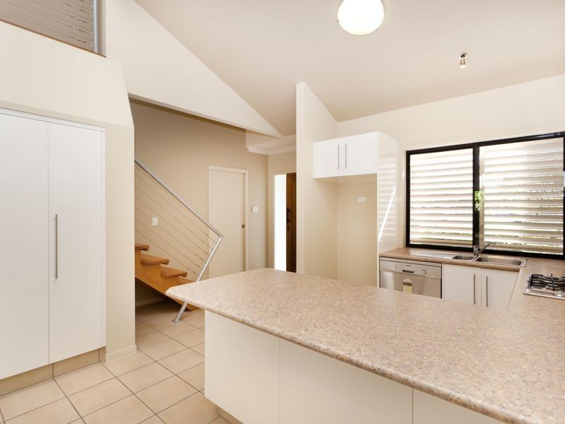 2/10 Broad Street, Labrador QLD 4215