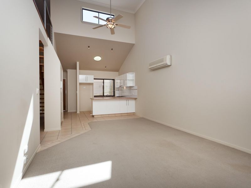 2/10 Broad Street, Labrador QLD 4215