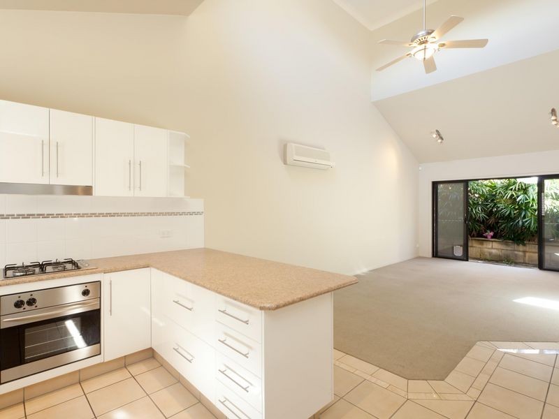 2/10 Broad Street, Labrador QLD 4215