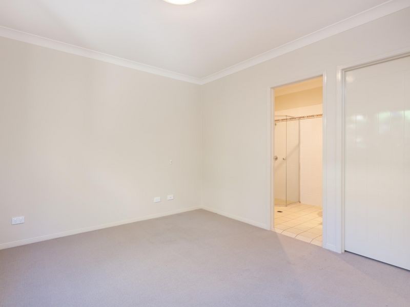 2/10 Broad Street, Labrador QLD 4215