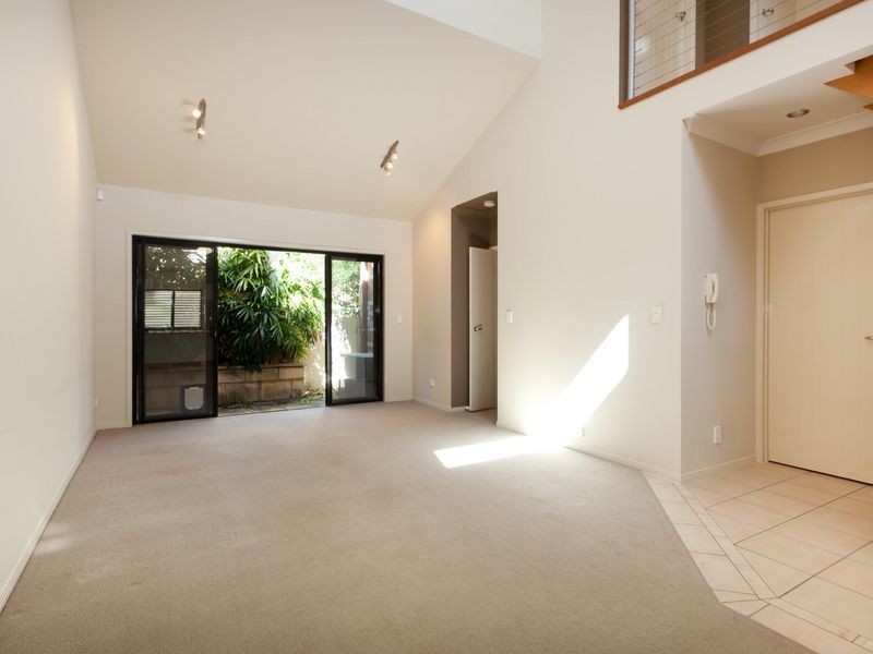 2/10 Broad Street, Labrador QLD 4215