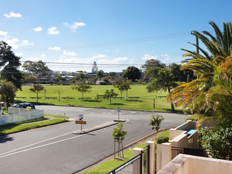 2/10 Broad Street, Labrador QLD 4215