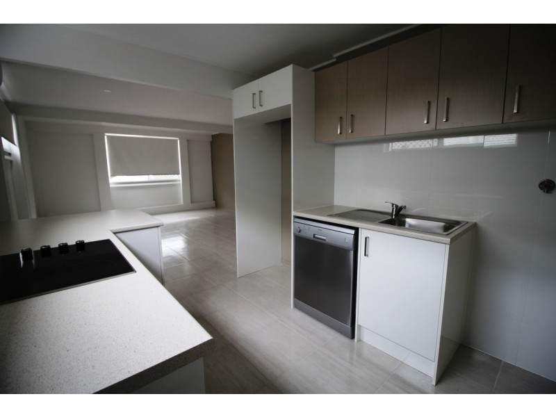 1a/56 Imperial Parade, Labrador QLD 4215