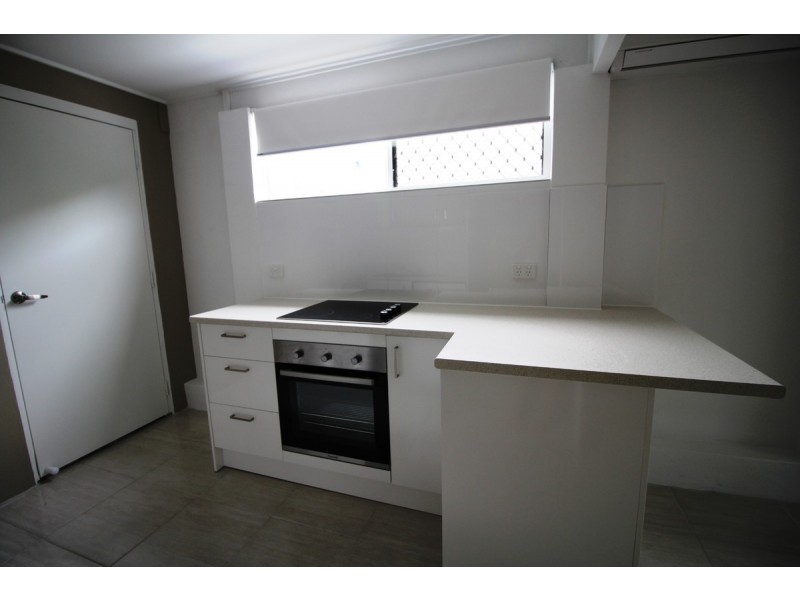 1a/56 Imperial Parade, Labrador QLD 4215