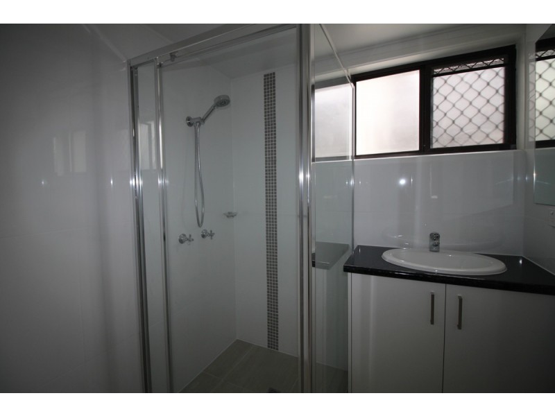 1a/56 Imperial Parade, Labrador QLD 4215