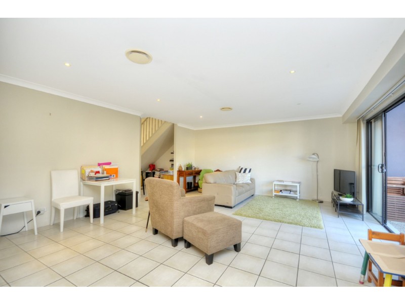 2/8-10 Gordon Street, Labrador QLD 4215
