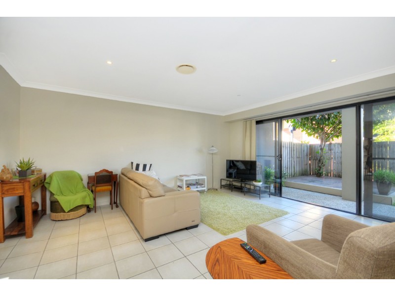 2/8-10 Gordon Street, Labrador QLD 4215