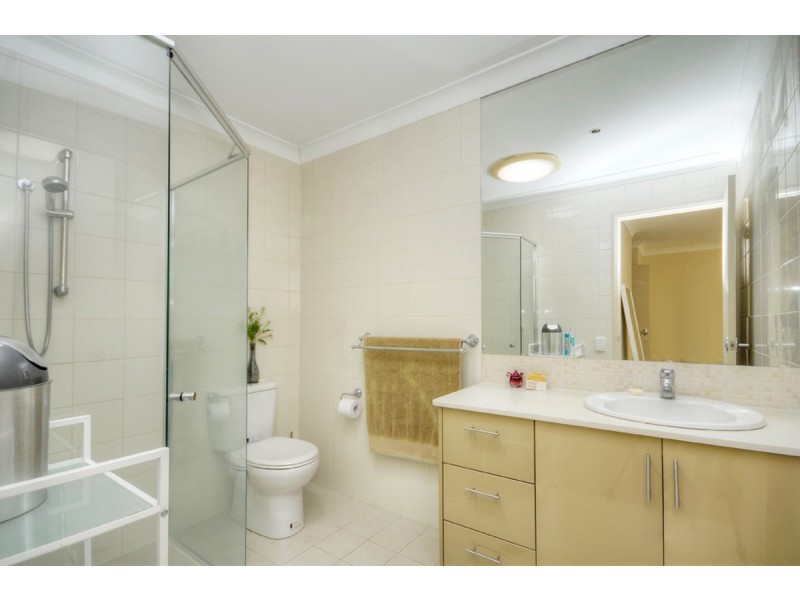 2/8-10 Gordon Street, Labrador QLD 4215