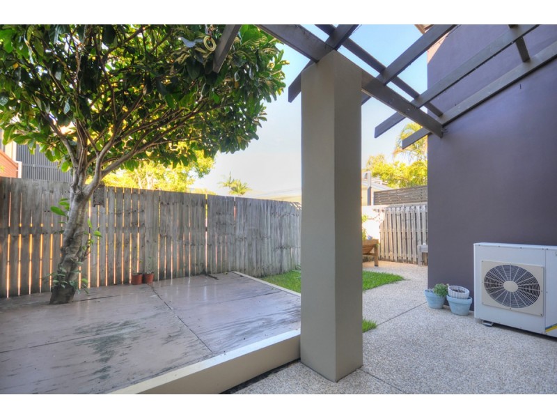 2/8-10 Gordon Street, Labrador QLD 4215
