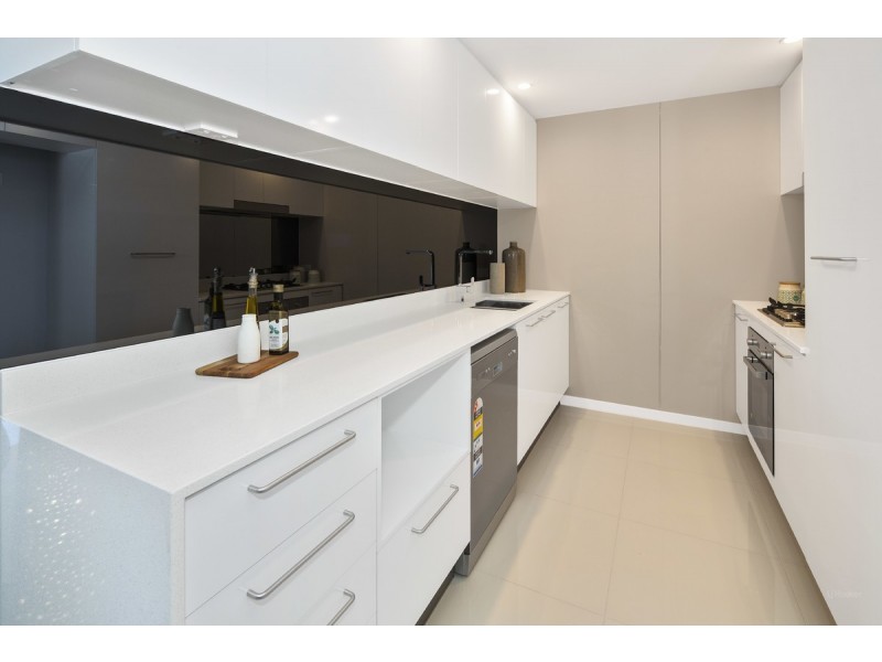 5 Harbour Side Court, Biggera Waters QLD 4216