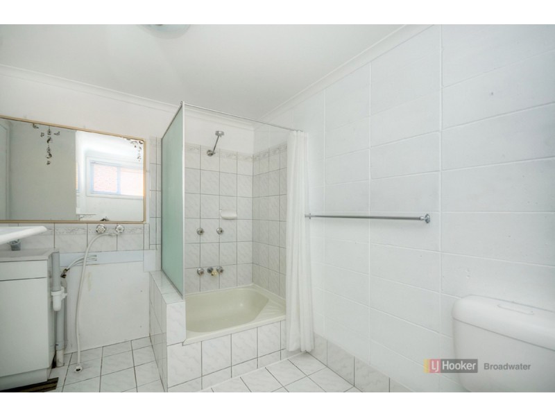 1/4 Sunshine Court, Labrador QLD 4215