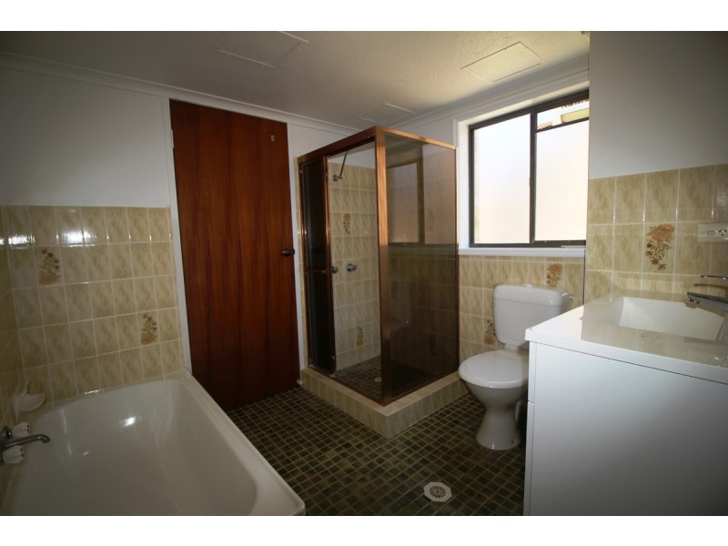 4/252 Marine Parade, Labrador QLD 4215