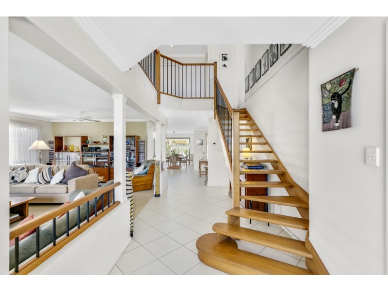 11 Oakridge Place, Molendinar QLD 4214