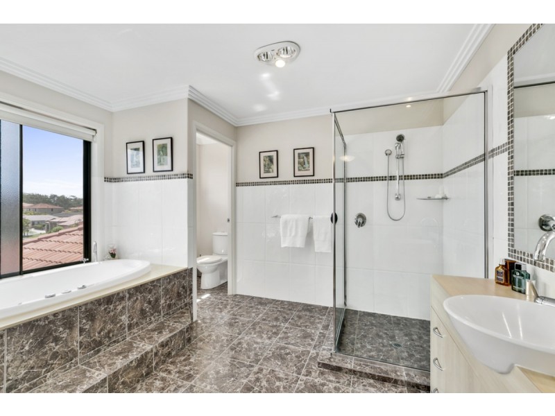 11 Oakridge Place, Molendinar QLD 4214