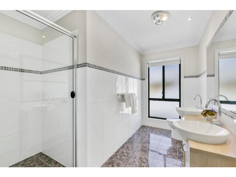 11 Oakridge Place, Molendinar QLD 4214