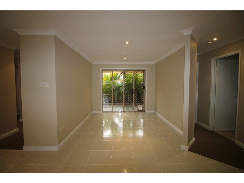 1/1 Gemma Glade, Labrador QLD 4215
