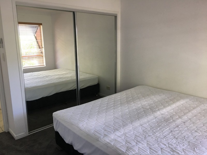 4/89 Bayview Street, Runaway Bay QLD 4216