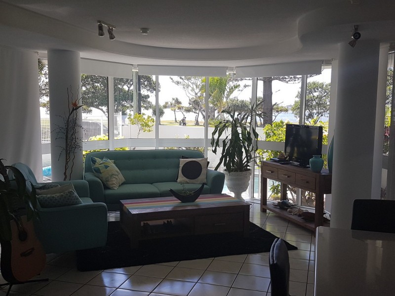 2/204 Marine Parade, Labrador QLD 4215