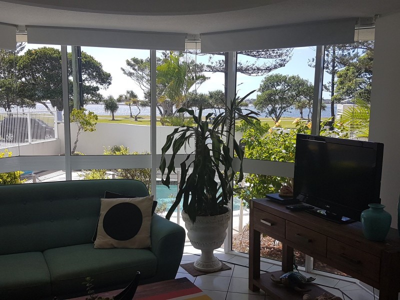 2/204 Marine Parade, Labrador QLD 4215