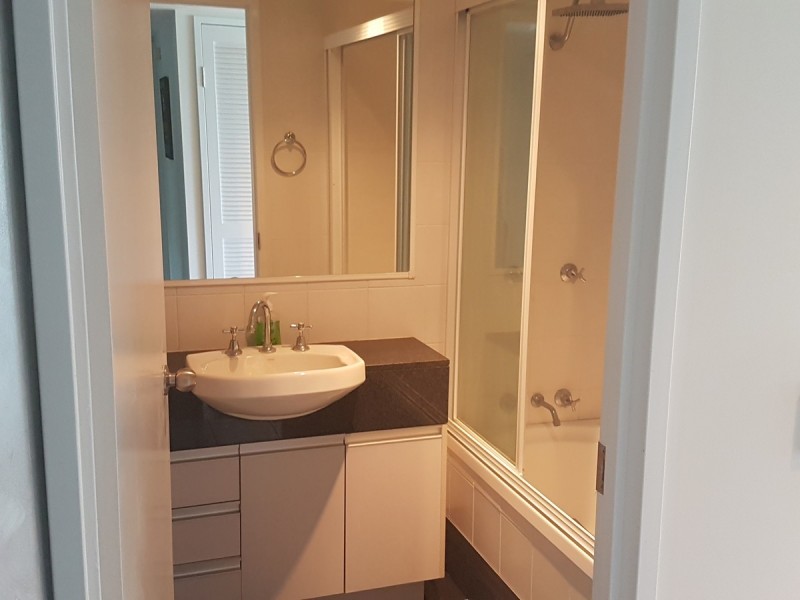 2/204 Marine Parade, Labrador QLD 4215