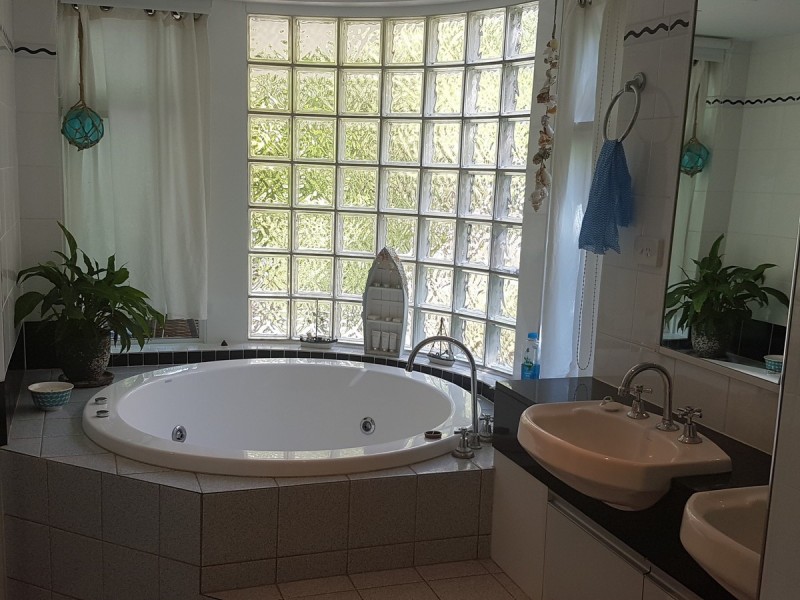 2/204 Marine Parade, Labrador QLD 4215