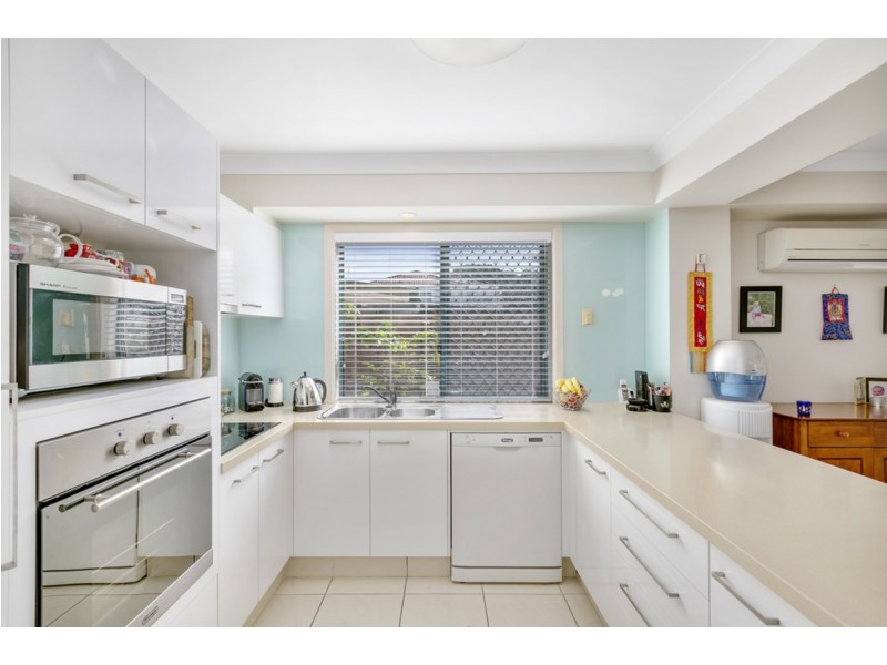 4/15 Gordon Street, Labrador QLD 4215