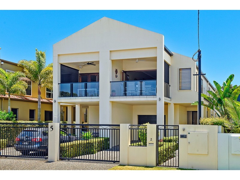2/5 Rouen Avenue, Paradise Point QLD 4216