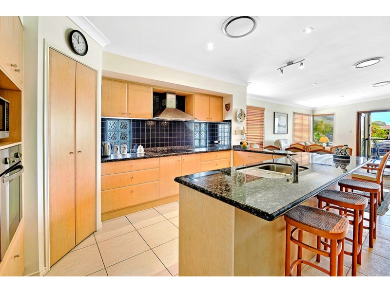 2/5 Rouen Avenue, Paradise Point QLD 4216