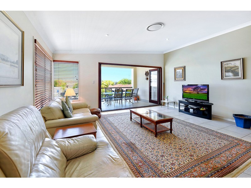 2/5 Rouen Avenue, Paradise Point QLD 4216
