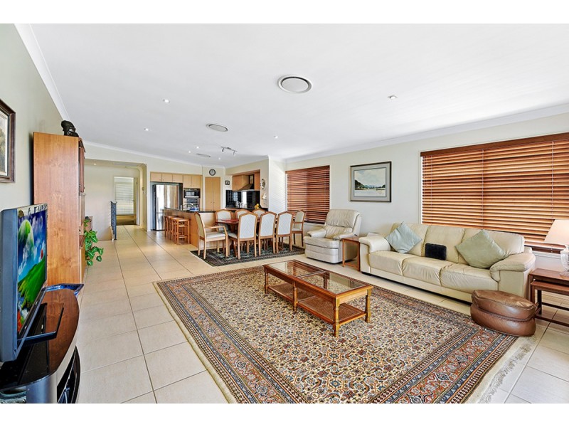 2/5 Rouen Avenue, Paradise Point QLD 4216