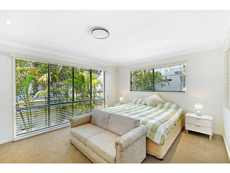 2/5 Rouen Avenue, Paradise Point QLD 4216