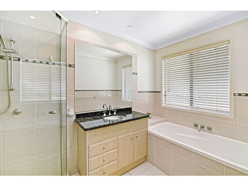 2/5 Rouen Avenue, Paradise Point QLD 4216