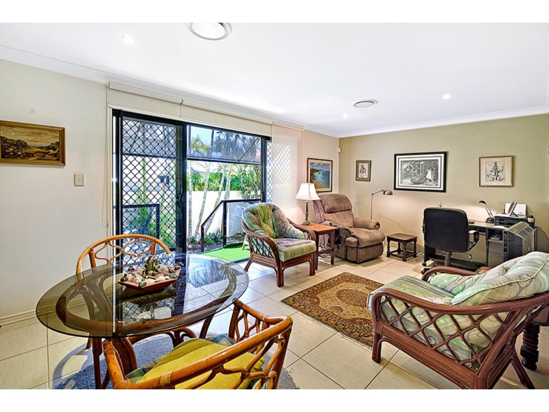 2/5 Rouen Avenue, Paradise Point QLD 4216