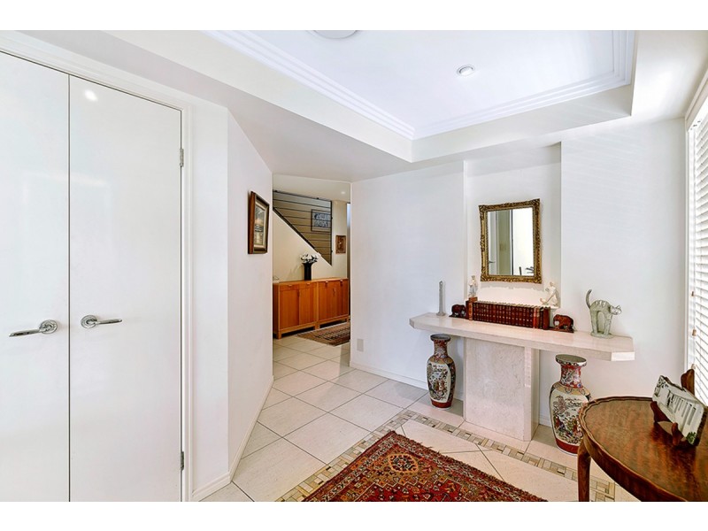 2/5 Rouen Avenue, Paradise Point QLD 4216